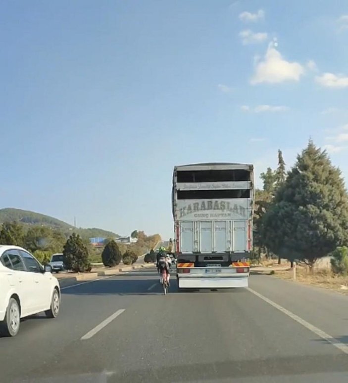 Aydın'da kamyon arkasında tehlikeli yolculuk