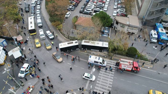 Kadıköy’de metrobüs duvara çarptı
