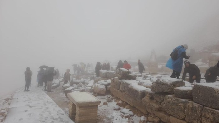 Nemrut Dağı'nda turistler kar heyecanı yaşadı