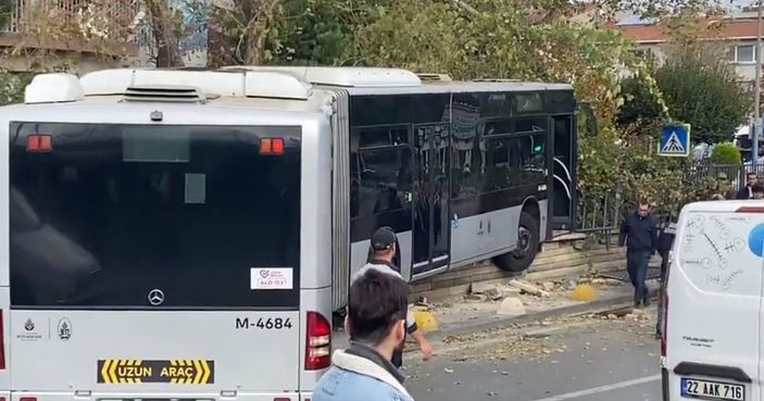 Kadıköy’de metrobüs duvara çarptı
