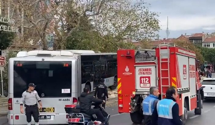 Kadıköy’de metrobüs duvara çarptı