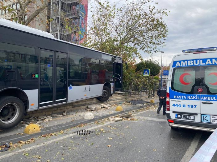 Kadıköy’de metrobüs duvara çarptı