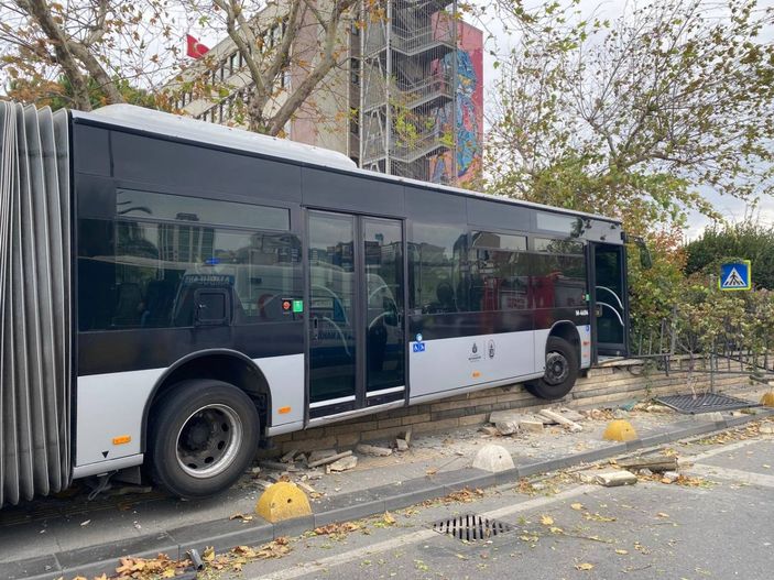 Kadıköy’de metrobüs duvara çarptı