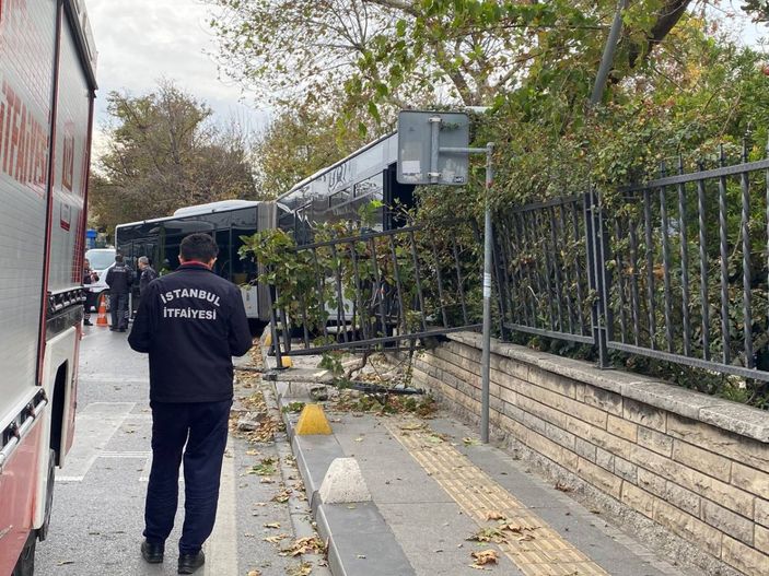 Kadıköy’de metrobüs duvara çarptı