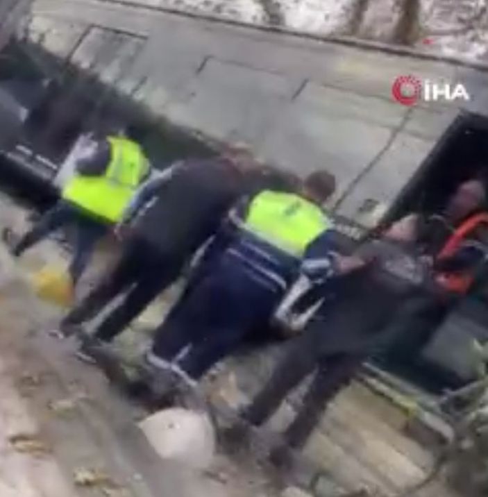 Kadıköy’de metrobüs duvara çarptı