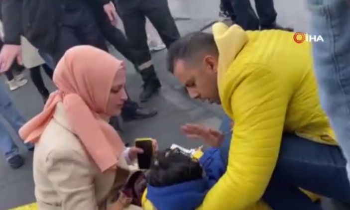 Kadıköy’de metrobüs duvara çarptı