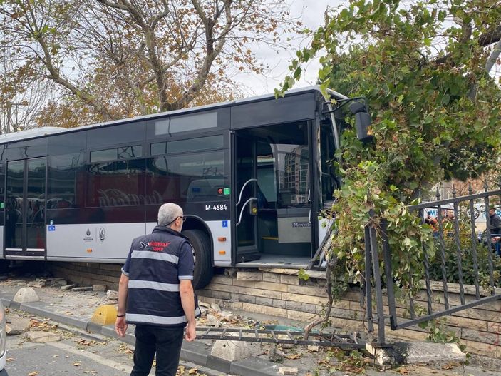 Kadıköy’de metrobüs duvara çarptı