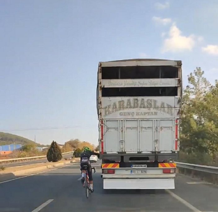 Aydın'da kamyon arkasında tehlikeli yolculuk