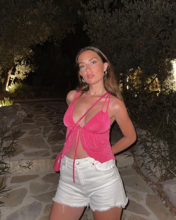 İsmail Ege Şaşmaz'ın fenomen eşi Hande Ünal güzelliği ve fiziğiyle olay! 'Yandı buralar'