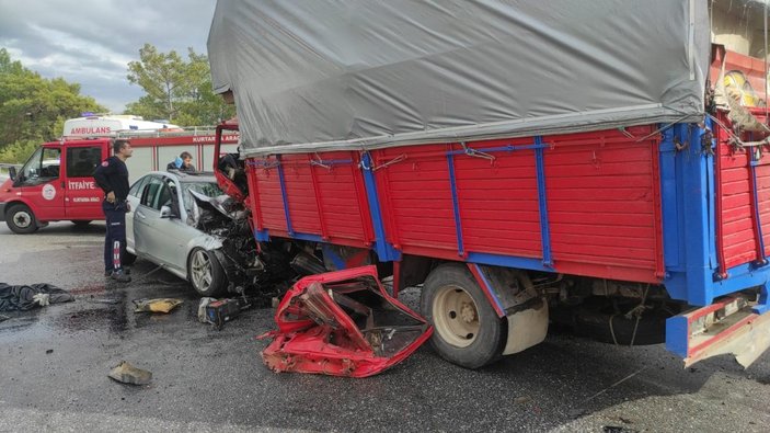 Antalya'da otomobil ile kamyonet kazası: 2 ölü