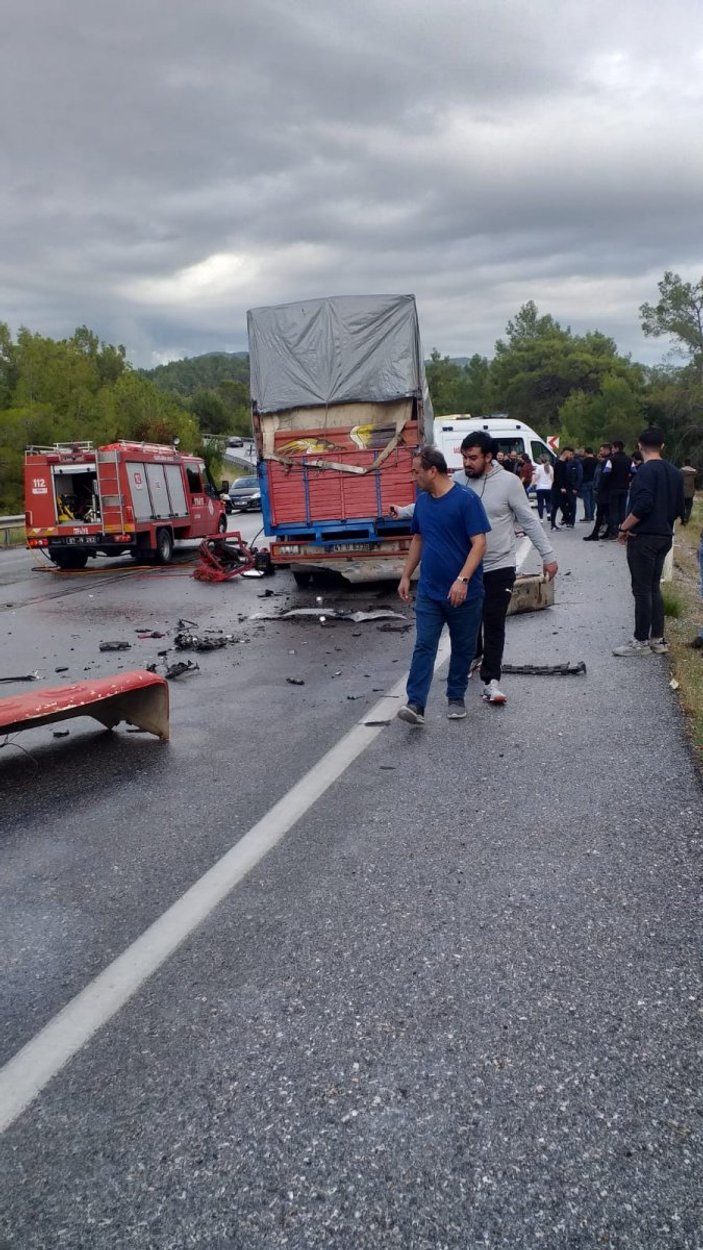 Antalya'da otomobil ile kamyonet kazası: 2 ölü
