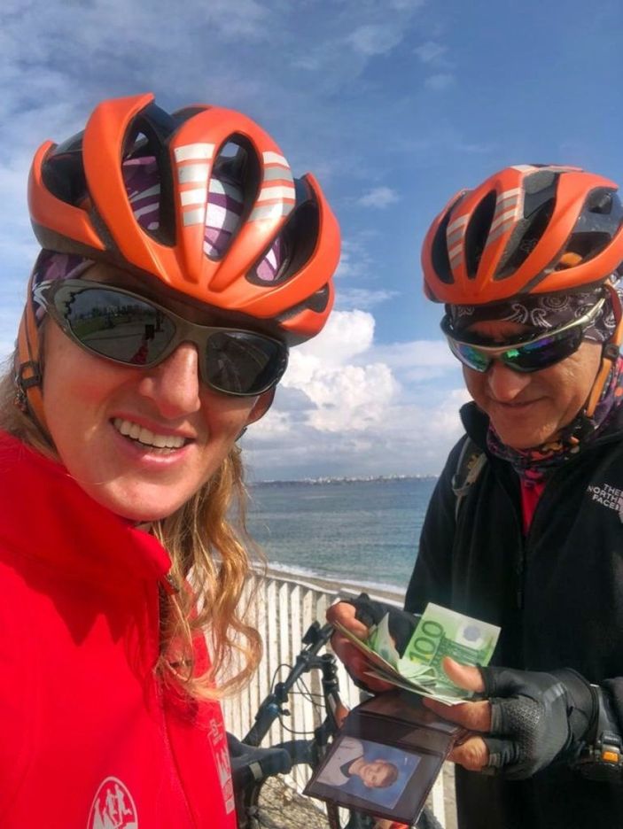 i Antalya'da içinde döviz bulunan cüzdanı, turiste teslim ettiler