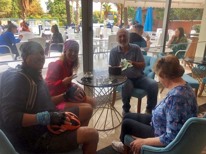 i Antalya'da içinde döviz bulunan cüzdanı, turiste teslim ettiler