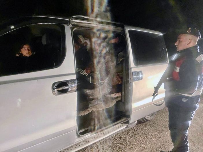 Göçmen kaçakçısı 10 kişi tutuklandı