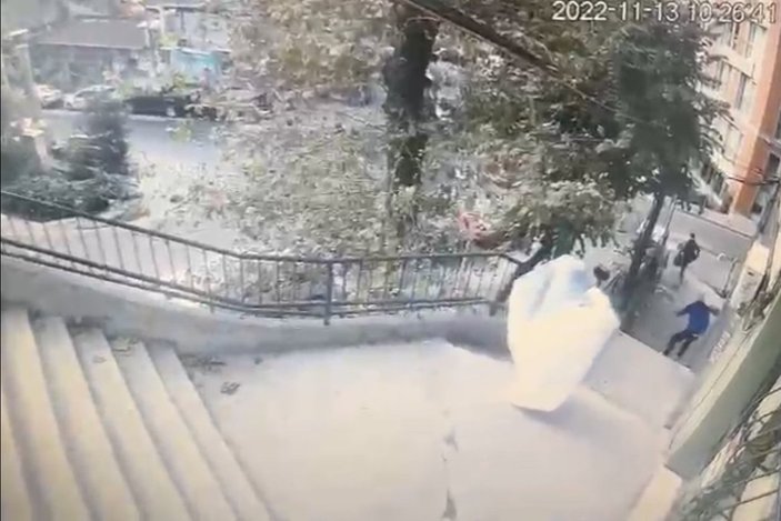 Beyoğlu’nda hırsız, çaldığı televizyonu balkondan attı