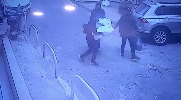 Beyoğlu’nda hırsız, çaldığı televizyonu balkondan attı