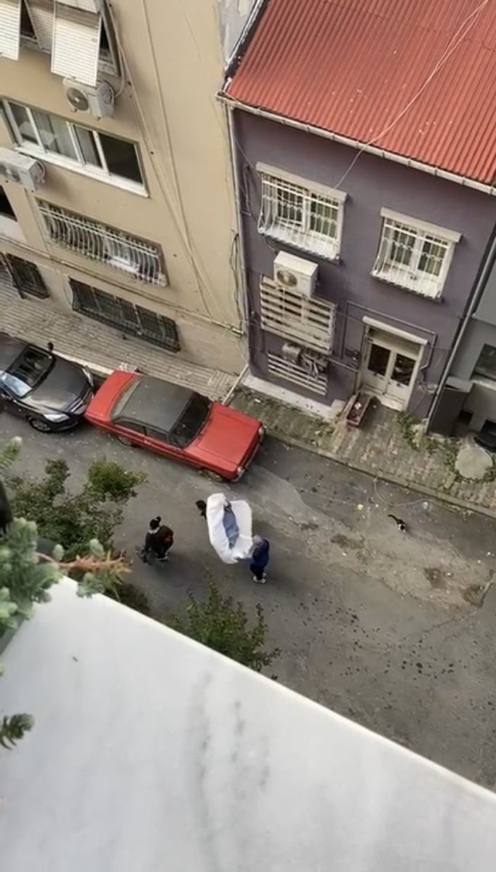 Beyoğlu’nda hırsız, çaldığı televizyonu balkondan attı