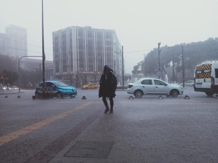 İzmir'de 79 gün sonra yağan yağmur hayatı felç etti