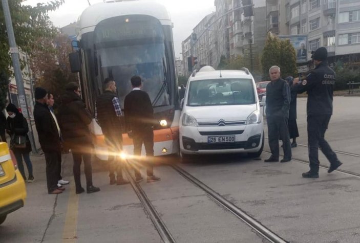 Eskişehir'de tramvay kazası: Trafik kilitlendi