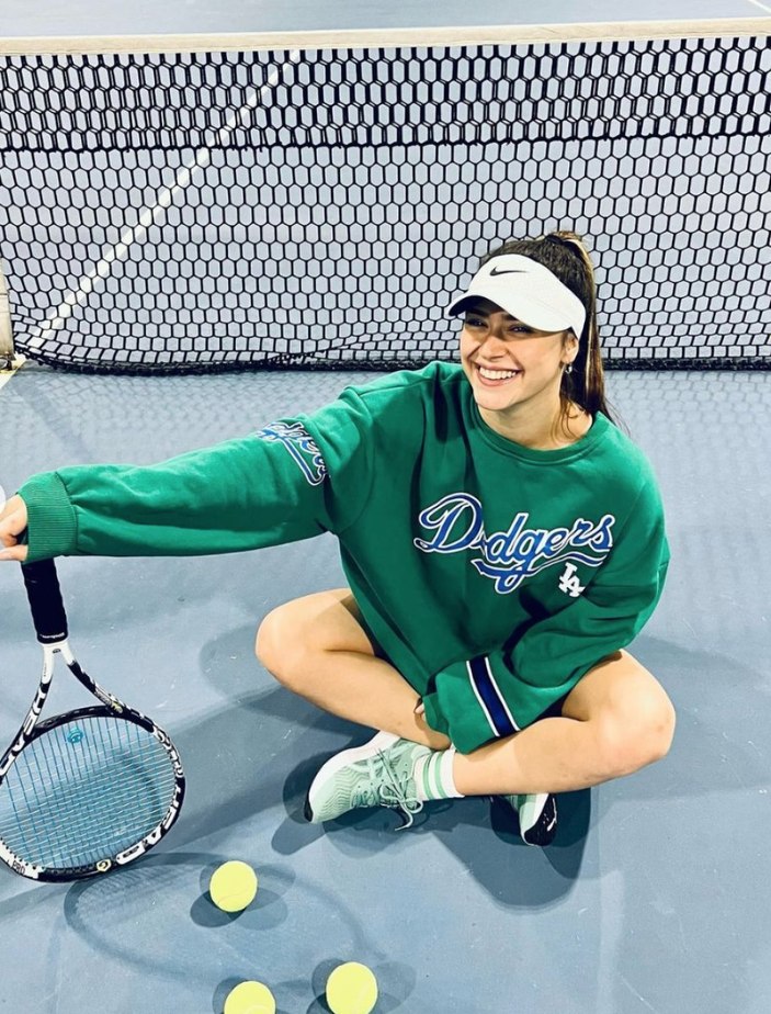 Survivor Ayşe Yüksel mini etekli tenis kombiniyle mest etti! 'Sayende tenis sever olduk'