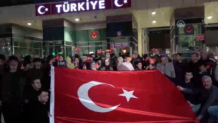 Ukrayna Herson'daki 88 Ahıska Türkü, Türkiye'ye giriş yaptı