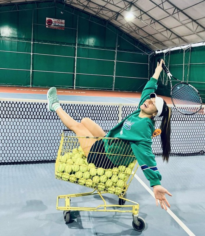 Survivor Ayşe Yüksel mini etekli tenis kombiniyle mest etti! 'Sayende tenis sever olduk'
