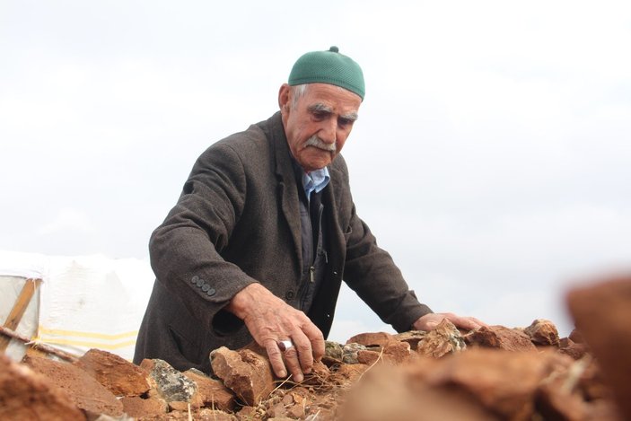 Elazığ'da yaşlı adam köy hayatını şehre taşıdı