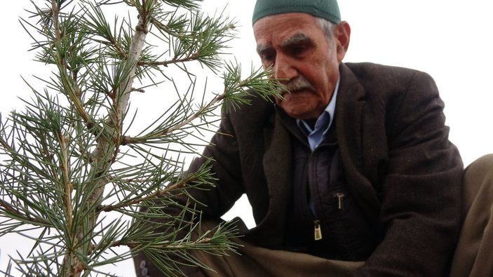 Elazığ'da yaşlı adam köy hayatını şehre taşıdı