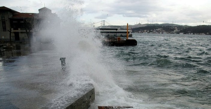 İstanbul'da deniz ulaşımına, hava muhalefeti engel oldu