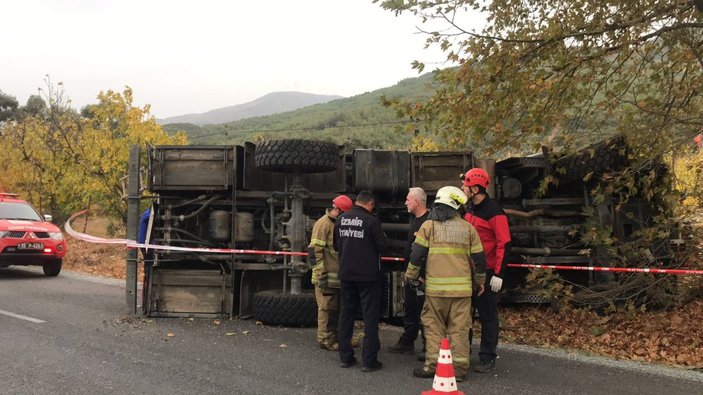 İzmir'de yangına giden itfaiye aracı kaza yaptı