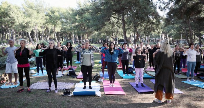 Antalya'da kadınlar, kahkaha yogası etkinliğinde buluştu