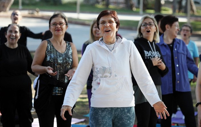 Antalya'da kadınlar, kahkaha yogası etkinliğinde buluştu