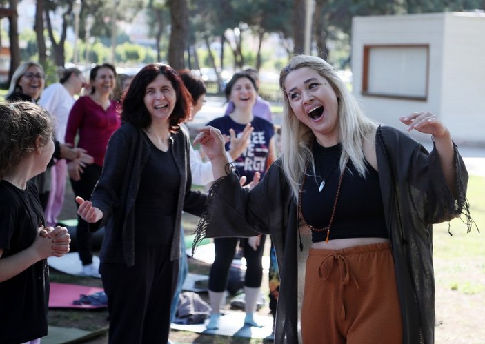 Antalya'da kadınlar, kahkaha yogası etkinliğinde buluştu