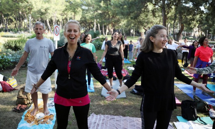 Antalya'da kadınlar, kahkaha yogası etkinliğinde buluştu