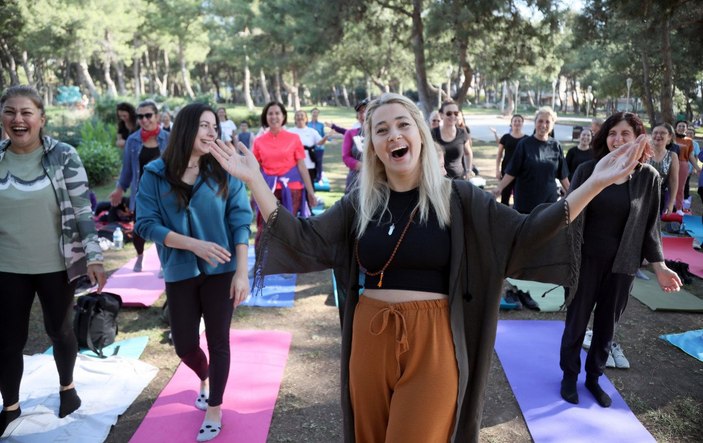 Antalya'da kadınlar, kahkaha yogası etkinliğinde buluştu