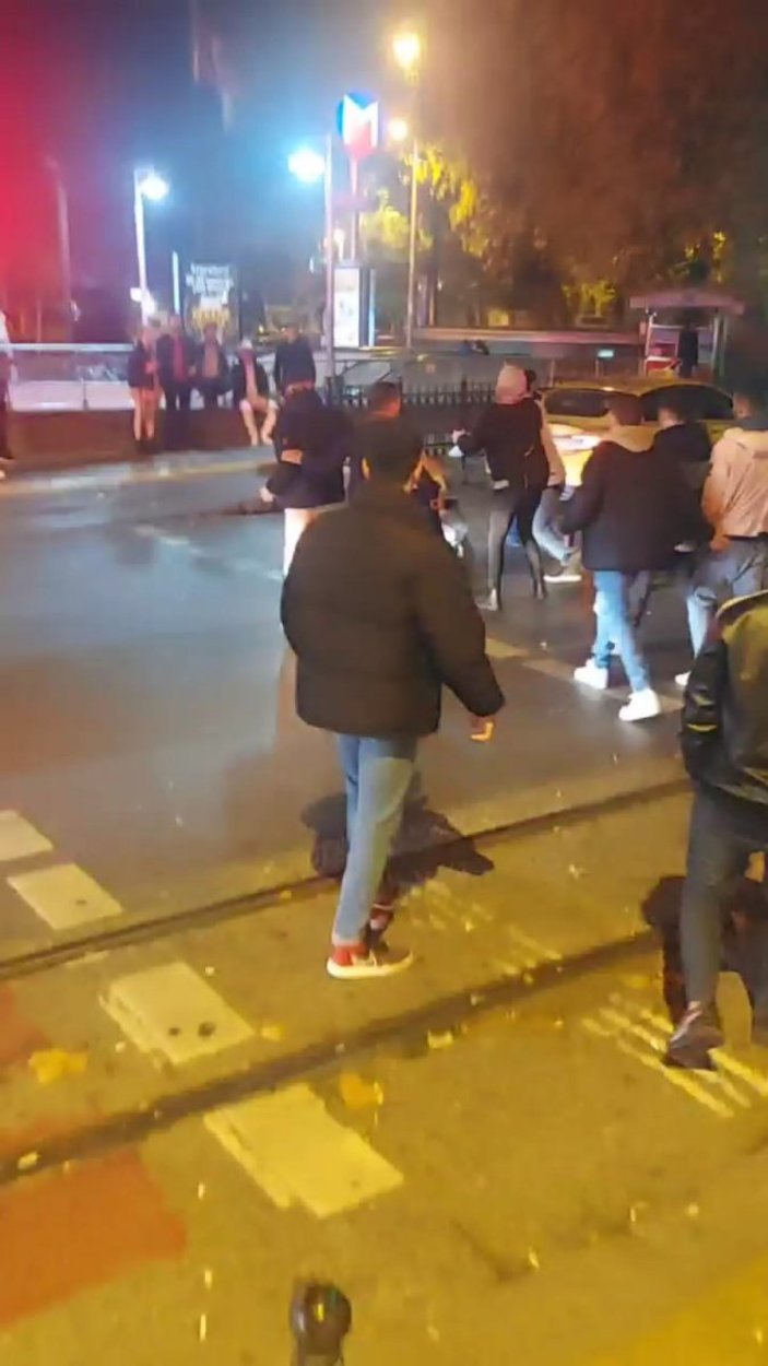 Kadıköy'de, taksi durağında sıra kavgası kamerada
