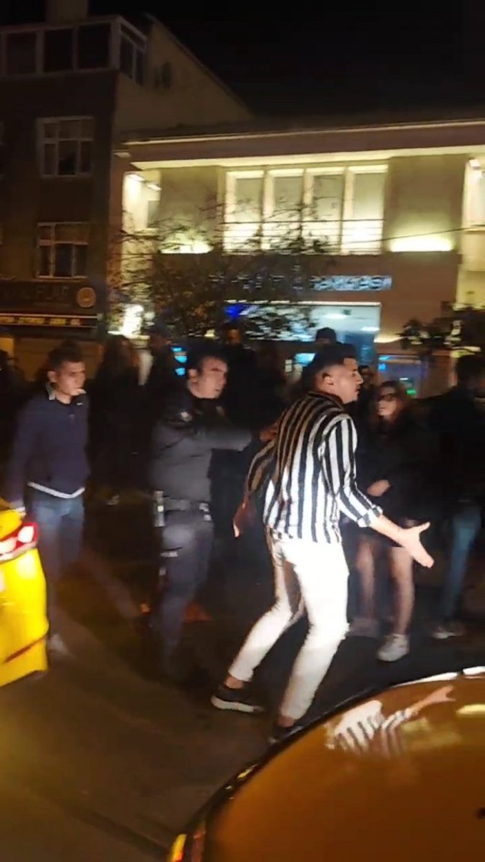 Kadıköy'de, taksi durağında sıra kavgası kamerada