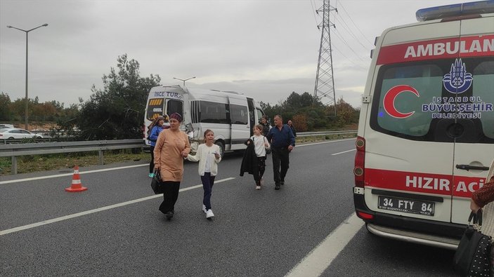İETT otobüsü ile servis minibüsü çarpıştı: 7 yaralı 