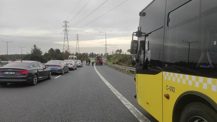 İETT otobüsü ile servis minibüsü çarpıştı: 7 yaralı 