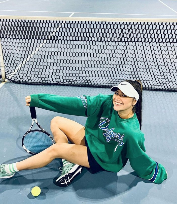 Survivor Ayşe Yüksel mini etekli tenis kombiniyle mest etti! 'Sayende tenis sever olduk'