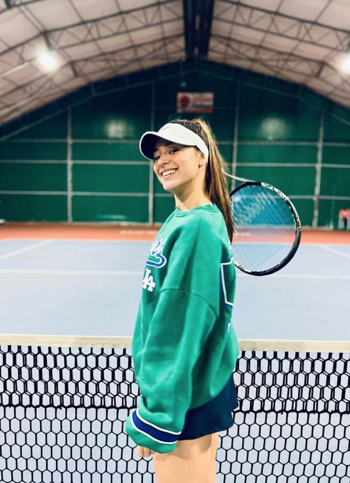Survivor Ayşe Yüksel mini etekli tenis kombiniyle mest etti! 'Sayende tenis sever olduk'