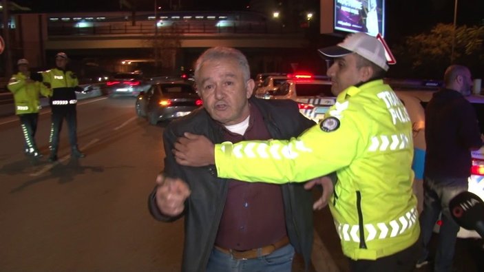 Kadıköy'de alkollü şahıs denetime takılınca gazetecilerin üstüne yürüdü