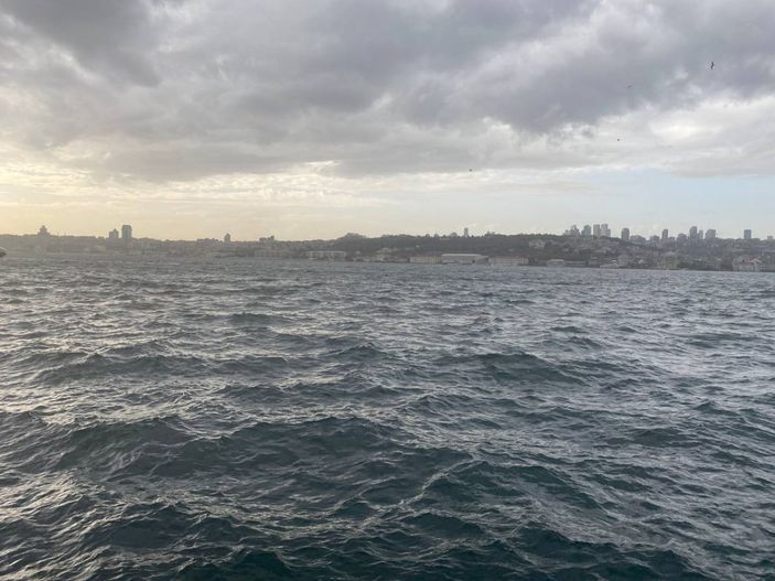 İstanbul Boğazı’nda şiddetli rüzgar etkili oldu