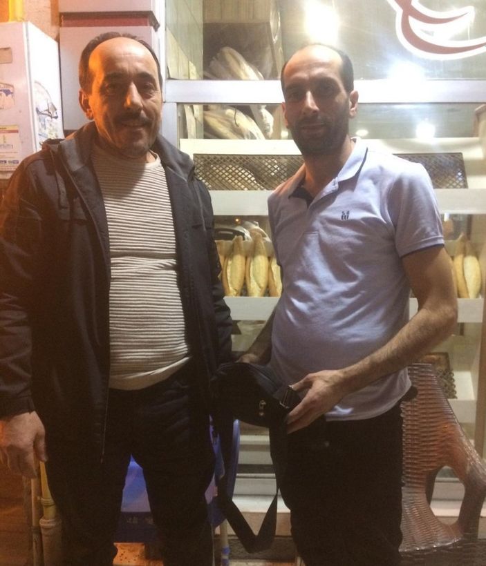 i Samsun'da bulduğu para dolu çantanın sahibini dedektif gibi aradı