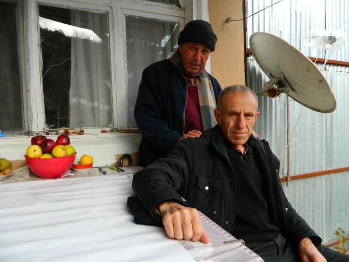 i Ardahan'da yeteneğiyle görenleri şaşırtıyor: Kafasına vurulan elmanın rengini biliyor