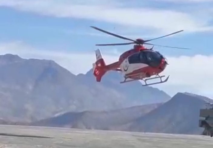 Hakkari'de kalp krizi geçiren adam için ambulans helikopter havalandı