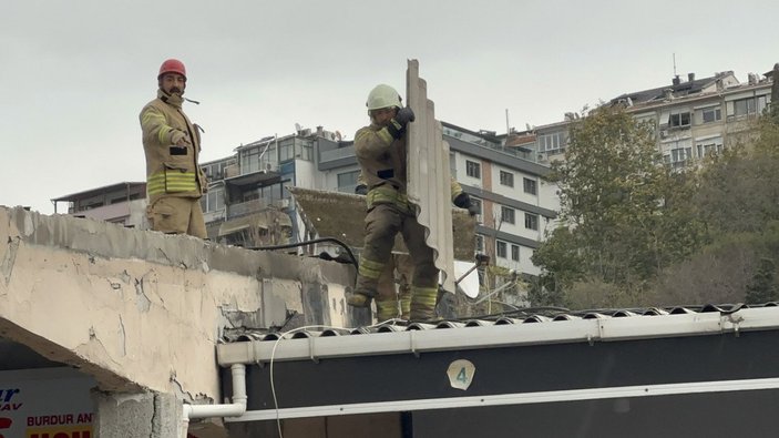 Üsküdar'da rüzgardan iş yeri çatısı uçtu 