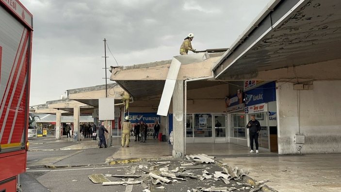 Üsküdar'da rüzgardan iş yeri çatısı uçtu 
