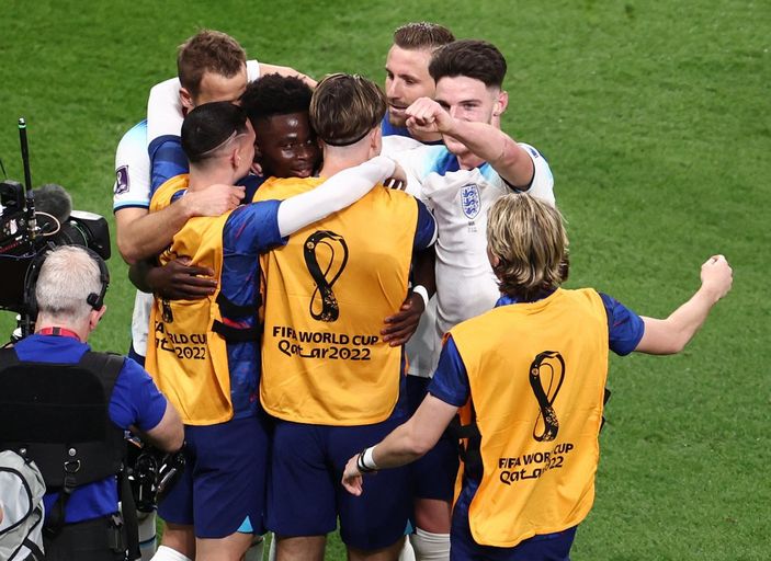 r İngiltere, İran'ı farklı geçti