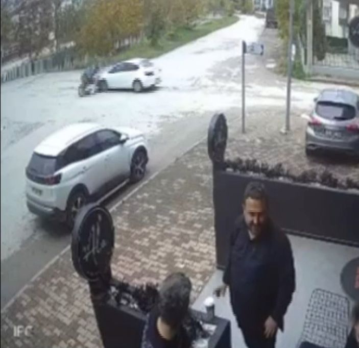 Kocaeli'de kaza geçiren motor sürücüsü olay anını kameraya aldı
